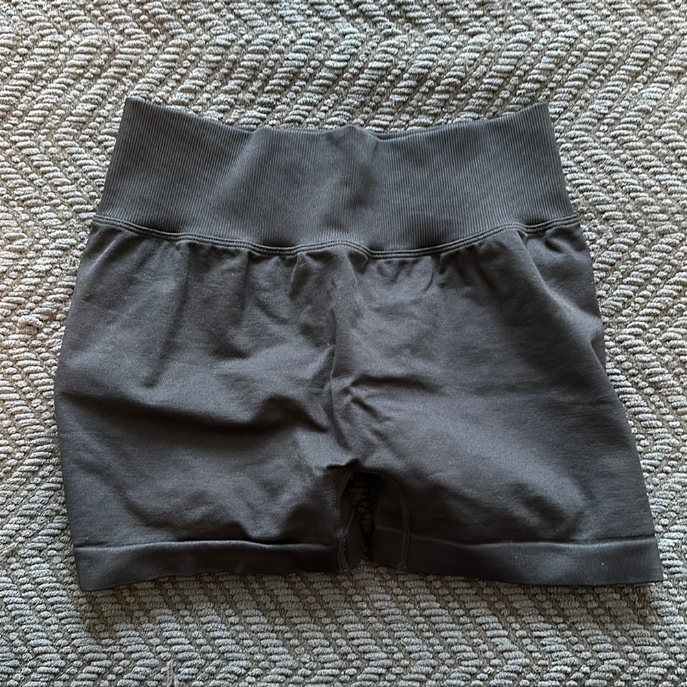 Seamless booty scrunch shorts